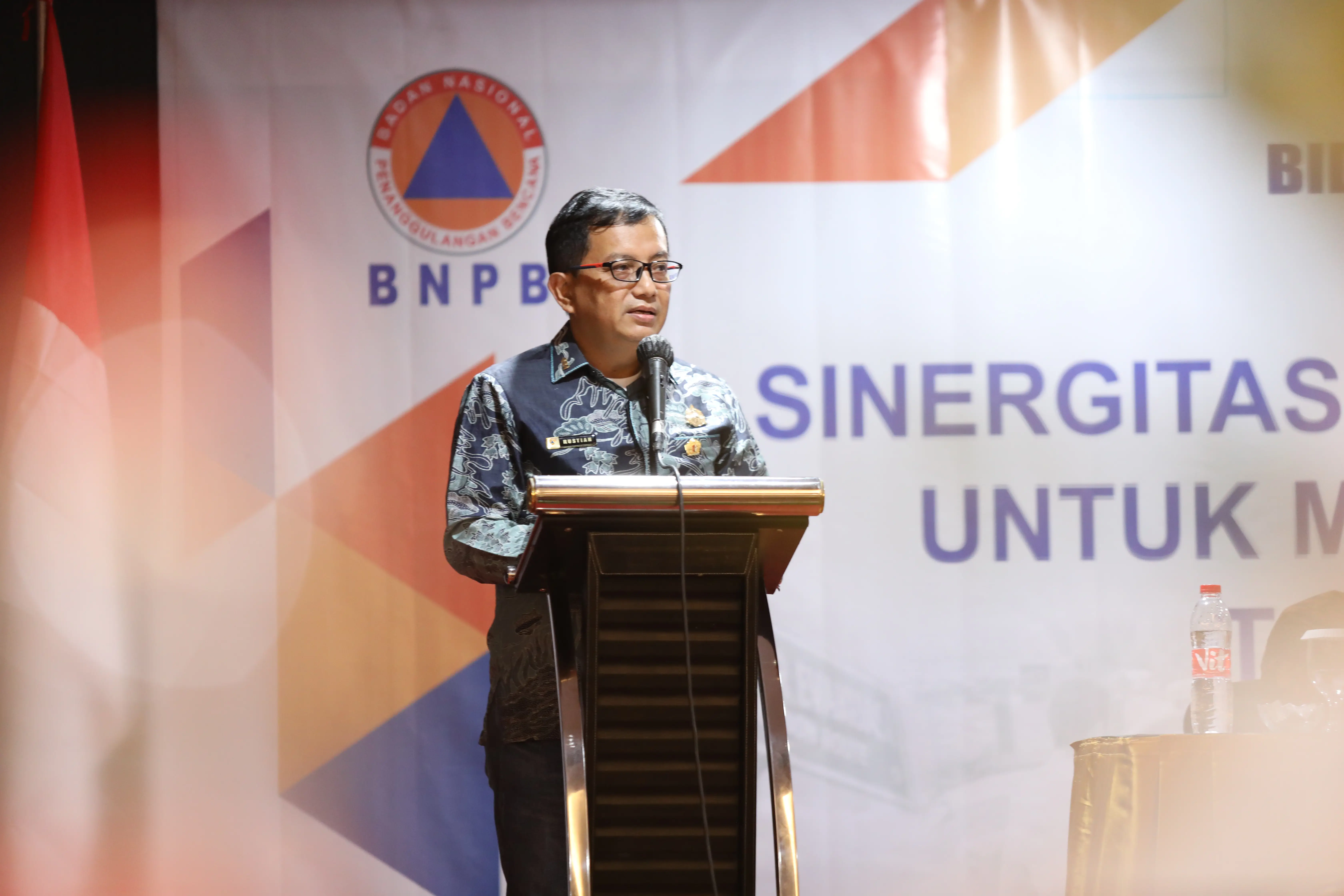 Sekretaris Utama BNPB Rustian saat memberikan arahan sekaligus membuka acara Rapat Koordinasi Teknis (Rakortek) Perencanaan Program Wilayah Timur di Swiss-Bel Hotel Makasar, Sulawesi Utara, Minggu (10/12).